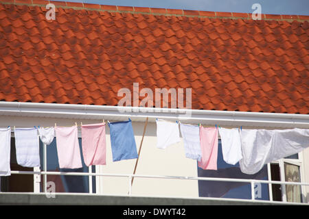 Sandbänke, Poole, UK Samstag, 15. März 2014. Machen das Beste aus einem herrlich warmen sonnigen Frühlingstag - waschen hängen zum Trocknen in der Brise auf Sandbänken Credit: Carolyn Jenkins/Alamy Live News Stockfoto