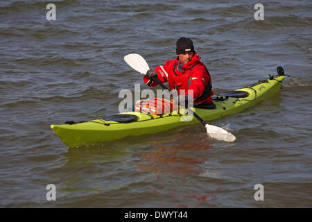 Sandbänke, Poole, UK Samstag, 15. März 2014. Das Beste aus einem herrlich warmen sonnigen Frühlings - Kajakfahrer auf Sandbänken Credit: Carolyn Jenkins/Alamy Live News Stockfoto