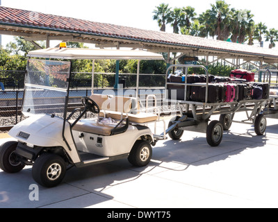 Gepäckwagen in Ft Lauderdale Station, FL, USA Stockfoto