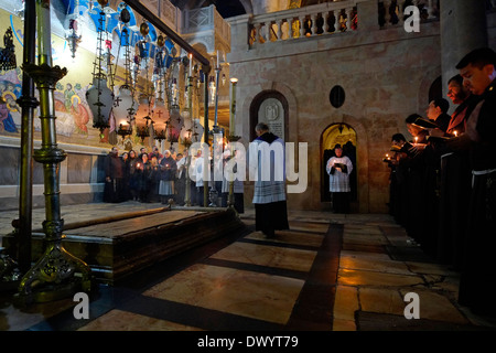 Römisch-katholische Christen, die an einer Messe im teilnehmen Stein der Salbung oder Stein der Salbung im Inneren des kirche des Heiligen Grabes in der Altstadt des Christlichen Viertels Ostjerusalem Israel Stockfoto