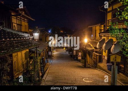 Nachtansicht der Old Street in Kyoto, Japan Stockfoto