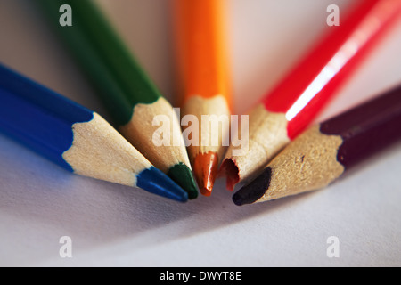 Buntstifte auf Flipchart mit Stiften zusammen Stockfoto