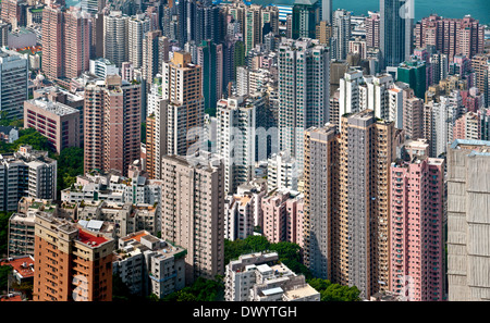 Blick hinunter in konzentrierter städtische Unterkunft in einem Hochhaus Dschungel auf Hong Kong Island Stockfoto