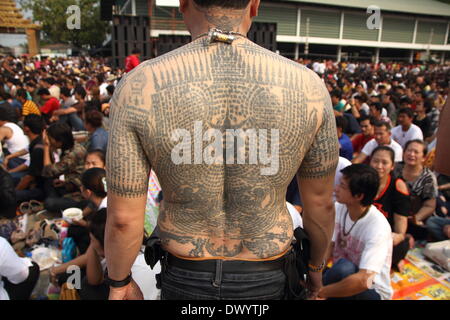 Nakhon Pathom, Thailand. 15. März 2014. Thai Anhänger zeigt seine Körper-Tattoos anlässlich des jährlichen Tattoo Festival am Wat Bang Phra. Tausende Gläubige aus ganz Thailand kommen zu Partto den Tempel Mönche, die Meister Tätowierer sind. In der thailändischen Kultur, die das Tattoo als Symbol der geistigen und körperlichen Schutz getragen wird, glauben viele, dass das Tattoo mystischen Kräfte hat. Viele Tattoo-Fanatiker beschließen, Affen und Tiger sowie die alten Khmer/Kambodscha-Skript auf ihren Körpern zu haben. Bildnachweis: John Vincent/Alamy Live-Nachrichten Stockfoto