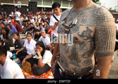 Nakhon Pathom, Thailand. 15. März 2014. Thai Anhänger zeigt seine Körper-Tattoos anlässlich des jährlichen Tattoo Festival am Wat Bang Phra. Tausende Gläubige aus ganz Thailand kommen zu Partto den Tempel Mönche, die Meister Tätowierer sind. In der thailändischen Kultur, die das Tattoo als Symbol der geistigen und körperlichen Schutz getragen wird, glauben viele, dass das Tattoo mystischen Kräfte hat. Viele Tattoo-Fanatiker beschließen, Affen und Tiger sowie die alten Khmer/Kambodscha-Skript auf ihren Körpern zu haben. Bildnachweis: John Vincent/Alamy Live-Nachrichten Stockfoto