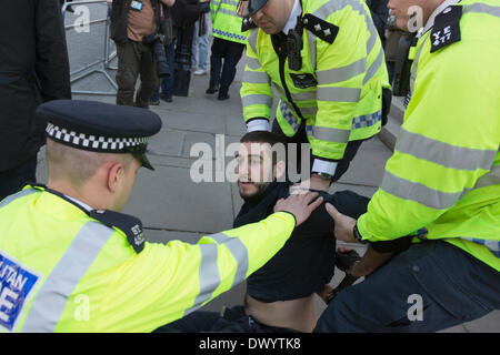 London, UK. 15. März 2014. Im Bild: gegen Demonstranten mit der Polizei stießen. Mitglieder der rechtsextremen Englisch Volunteer Force (EVF) marschierten vom Trafalgar Square zum Parliament Square zum protest gegen die zunehmende Islamisierung of Britain. Während des Marsches stießen sie mit antifaschistischen Demonstranten, die später in Whitehall eingekesselt und einige mit der Polizei in Schloss Hof/Parliament Square gerauft. Bildnachweis: Nick Savage/Alamy Live-Nachrichten Stockfoto