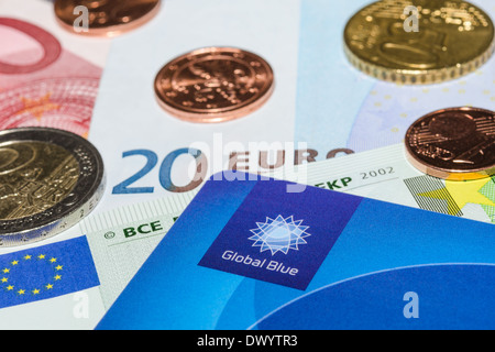 München, Deutschland - 23. Februar 2014: Tax Free Plastikkarte von Firma Global Blue auf Banknoten Stockfoto