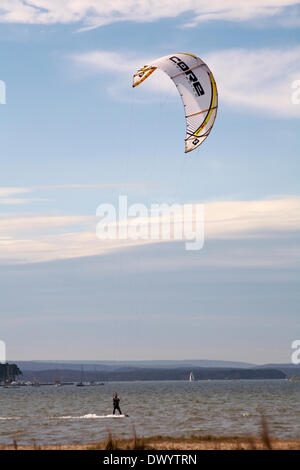 Sandbanks, Poole, Großbritannien Samstag, 15. März 2014. Das Beste aus einem herrlich warmen sonnigen Frühlingstag machen - Kite Surfer nutzt die Brise an Sandbanks. Kitesurfer Kite Surfer Kite Surfer Kiteboarder Kitesurfer Kitesurfen Kitesurfen Kitesurfen Kiteboarding Kiteboarder Kiteboarder Credit: Carolyn Jenkins/Alamy Live News Stockfoto