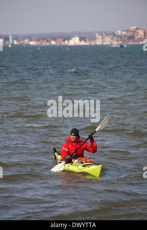 Sandbänke, Poole, UK Samstag, 15. März 2014. Das Beste aus einem herrlich warmen sonnigen Frühlings - Kajakfahrer auf Sandbänken Credit: Carolyn Jenkins/Alamy Live News Stockfoto