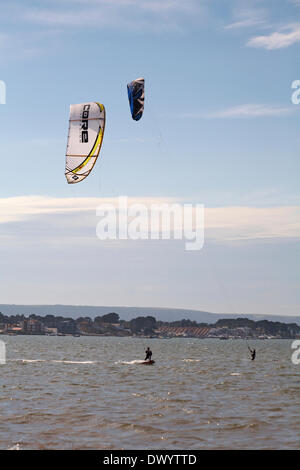 Sandbanks, Poole, Großbritannien Samstag, 15. März 2014. Kitesurfer Kitesurfer Kitesurfer Kitesurfer Kitesurfer Kitesurfer Kitesurfer Kitesurfer Kitesurfer Kitesurfer Kitesurfing Kitesurfen Kitesurfen Kitesurfen Kitesurfen Kitesurfen Kitesurfen Kitesurfen Kitesurfen Kitesurfen Kitesurfer Kitesurfer Kitesurfer Kitesurfer Stockfoto