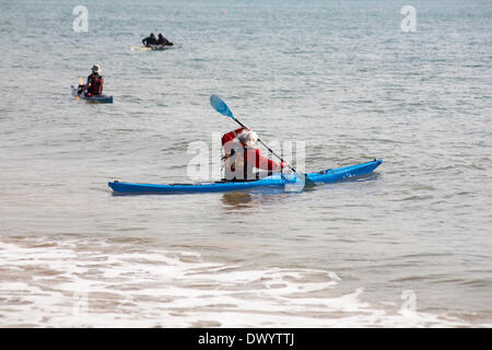 Poole, UK Samstag, 15. März 2014. Kajakfahrer, die machen das Beste aus einem herrlich warmen sonnigen Frühlingstag Credit: Carolyn Jenkins/Alamy Live News Stockfoto