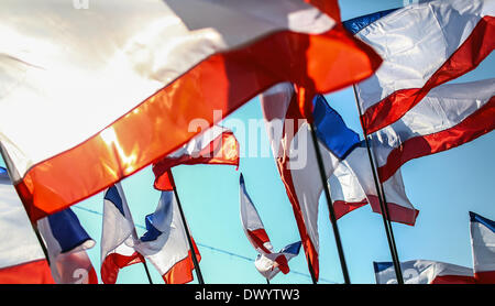 Simferopol, Krim, Ukraine. 15. März 2014. Krim-Fahnen winken am Lenin-Platz in Simferopol, Krim, Ukraine, 15. März 2014. Großraum Moskau-schiefen Crimea liegt Halt ein Referendum am 16. März darüber, ob brechen weg von der Ukraine und Russland, mit Beobachter fürchten sich verschlechternde Gewalt auf der Halbinsel vor der Abstimmung. Hoffnungen für eine diplomatische Lösung der Krise verblasst am 14. März nach sechs Stunden Gespräche zwischen US-Außenminister John Kerry und sein russischer Amtskollege Sergei Lavrov mit "keine gemeinsame Vision", als Lawrow ausdrückte endete. Foto: Hannibal/Dpa/Alamy Live News Stockfoto