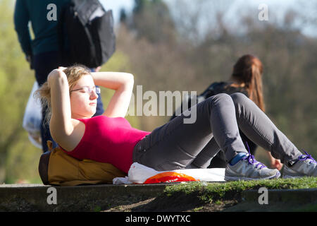 Wimbledon London, UK. 15. März 2014. Eine Frau genießt die Sonne im Park an einem warmen Frühlingstag, als Temperaturen Credit steigen: Amer Ghazzal/Alamy Live-Nachrichten Stockfoto