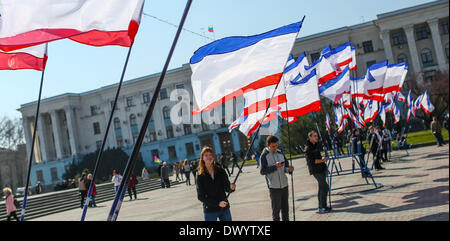 Simferopol, Krim, Ukraine. 15. März 2014. Personen Krim Fahnen am Lenin-Platz in Simferopol, Krim, Ukraine, 15. März 2014. Großraum Moskau-schiefen Crimea liegt Halt ein Referendum am 16. März darüber, ob brechen weg von der Ukraine und Russland, mit Beobachter fürchten sich verschlechternde Gewalt auf der Halbinsel vor der Abstimmung. Hoffnungen für eine diplomatische Lösung der Krise verblasst am 14. März nach sechs Stunden Gespräche zwischen US-Außenminister John Kerry und sein russischer Amtskollege Sergei Lavrov mit "keine gemeinsame Vision", als Lawrow ausdrückte endete. Foto: Hannibal/Dpa/Alamy Live News Stockfoto