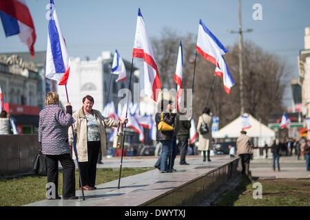 Simferopol, Krim, Ukraine. 15. März 2014. Personen Krim Fahnen am Lenin-Platz in Simferopol, Krim, Ukraine, 15. März 2014. Großraum Moskau-schiefen Crimea liegt Halt ein Referendum am 16. März darüber, ob brechen weg von der Ukraine und Russland, mit Beobachter fürchten sich verschlechternde Gewalt auf der Halbinsel vor der Abstimmung. Hoffnungen für eine diplomatische Lösung der Krise verblasst am 14. März nach sechs Stunden Gespräche zwischen US-Außenminister John Kerry und sein russischer Amtskollege Sergei Lavrov mit "keine gemeinsame Vision", als Lawrow ausdrückte endete. Foto: Hannibal/Dpa/Alamy Live News Stockfoto