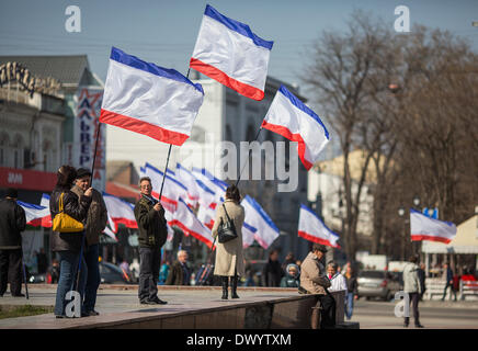 Simferopol, Krim, Ukraine. 15. März 2014. Personen Krim Fahnen am Lenin-Platz in Simferopol, Krim, Ukraine, 15. März 2014. Großraum Moskau-schiefen Crimea liegt Halt ein Referendum am 16. März darüber, ob brechen weg von der Ukraine und Russland, mit Beobachter fürchten sich verschlechternde Gewalt auf der Halbinsel vor der Abstimmung. Hoffnungen für eine diplomatische Lösung der Krise verblasst am 14. März nach sechs Stunden Gespräche zwischen US-Außenminister John Kerry und sein russischer Amtskollege Sergei Lavrov mit "keine gemeinsame Vision", als Lawrow ausdrückte endete. Foto: Hannibal/Dpa/Alamy Live News Stockfoto