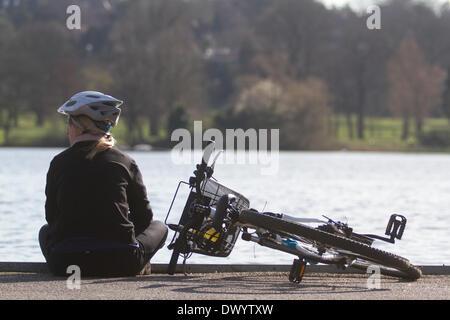 Wimbledon London, UK. 15. März 2014. Ein Radfahrer genießt den Sonnenschein im Park an einem warmen Frühlingstag, als Temperaturen Credit steigen: Amer Ghazzal/Alamy Live-Nachrichten Stockfoto