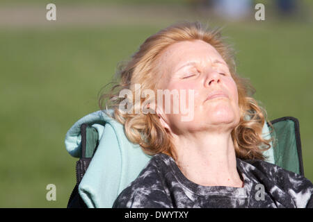 Wimbledon London, UK. 15. März 2014. Eine Frau genießt die Sonne an einem warmen Frühlingstag, als Temperaturen Credit steigen: Amer Ghazzal/Alamy Live-Nachrichten Stockfoto