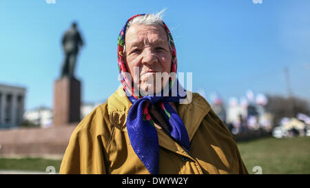 Simferopol, Krim, Ukraine. 15. März 2014. Valentina steht vor dem Lenin-Denkmal in Simferopol, Krim, Ukraine, 15. März 2014. Großraum Moskau-schiefen Crimea liegt Halt ein Referendum am 16. März darüber, ob brechen weg von der Ukraine und Russland, mit Beobachter fürchten sich verschlechternde Gewalt auf der Halbinsel vor der Abstimmung. Hoffnungen für eine diplomatische Lösung der Krise verblasst am 14. März nach sechs Stunden Gespräche zwischen US-Außenminister John Kerry und sein russischer Amtskollege Sergei Lavrov mit "keine gemeinsame Vision", als Lawrow ausdrückte endete. Foto: Hannibal/Dpa/Alamy Live News Stockfoto