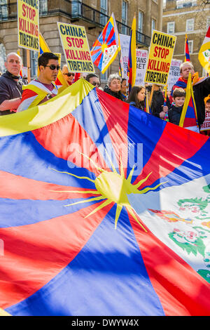 Organisationen fordern für ein freies Tibet hand in einer Petition an Nummer 10 Downing Street und dann marschieren auf der chinesischen Botschaft.  Zur gleichen Zeit versuchen Anhänger von nicht - russischen Ukraine, die britische Regierung die Folgen der anderen super-power Landraub aufmerksam zu machen. Whitehall, London, UK 15. März 2014. Stockfoto