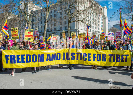 Organisationen fordern für ein freies Tibet hand in einer Petition an Nummer 10 Downing Street und dann marschieren auf der chinesischen Botschaft.  Zur gleichen Zeit versuchen Anhänger von nicht - russischen Ukraine, die britische Regierung die Folgen der anderen super-power Landraub aufmerksam zu machen. Whitehall, London, UK 15. März 2014. Stockfoto