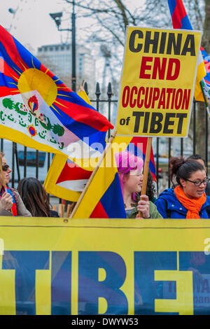 Organisationen fordern für ein freies Tibet hand in einer Petition an Nummer 10 Downing Street und dann marschieren auf der chinesischen Botschaft.  Zur gleichen Zeit versuchen Anhänger von nicht - russischen Ukraine, die britische Regierung die Folgen der anderen super-power Landraub aufmerksam zu machen. Whitehall, London, UK 15. März 2014. Stockfoto