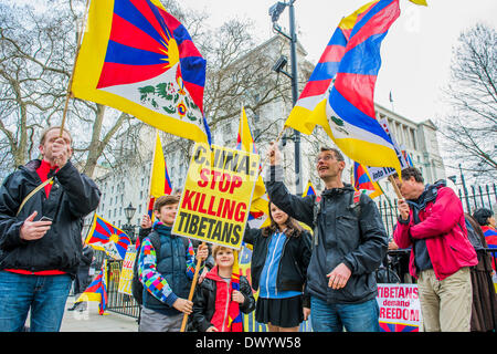 Organisationen fordern für ein freies Tibet hand in einer Petition an Nummer 10 Downing Street und dann marschieren auf der chinesischen Botschaft.  Zur gleichen Zeit versuchen Anhänger von nicht - russischen Ukraine, die britische Regierung die Folgen der anderen super-power Landraub aufmerksam zu machen. Whitehall, London, UK 15. März 2014. Stockfoto