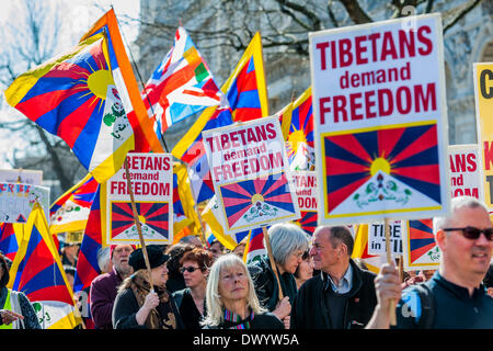 Organisationen fordern für ein freies Tibet hand in einer Petition an Nummer 10 Downing Street und dann marschieren auf der chinesischen Botschaft.  Zur gleichen Zeit versuchen Anhänger von nicht - russischen Ukraine, die britische Regierung die Folgen der anderen super-power Landraub aufmerksam zu machen. Whitehall, London, UK 15. März 2014. Stockfoto