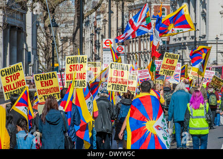 Organisationen fordern für ein freies Tibet hand in einer Petition an Nummer 10 Downing Street und dann marschieren auf der chinesischen Botschaft.  Zur gleichen Zeit versuchen Anhänger von nicht - russischen Ukraine, die britische Regierung die Folgen der anderen super-power Landraub aufmerksam zu machen. Whitehall, London, UK 15. März 2014. Stockfoto