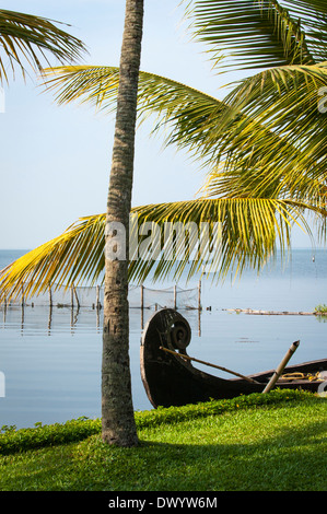 Süd Süd Indien Kerala Kottayam, Kumarakom Lake Resort Hotel Wasser Garten Rückstau Palme Baum Bäume Boot Details Stockfoto