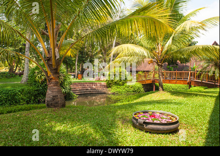 Süd Süd Indien Kerala Kottayam, Wasser Kumarakom Lake Resort Hotel Blumen Topf Garten Holzbrücke Rückstau Stockfoto