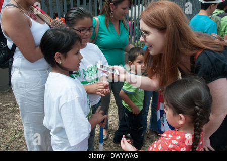 Journalistin interviewen Kinder Costa Rica, Wahlen Stockfoto