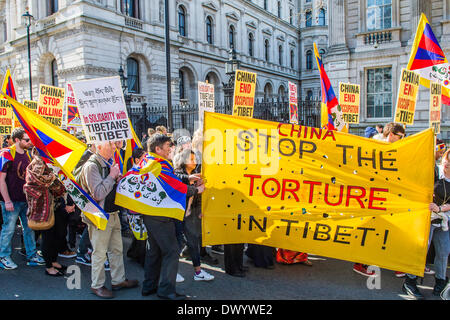 Organisationen fordern für ein freies Tibet hand in einer Petition an Nummer 10 Downing Street und dann marschieren auf der chinesischen Botschaft.  Zur gleichen Zeit versuchen Anhänger von nicht - russischen Ukraine, die britische Regierung die Folgen der anderen super-power Landraub aufmerksam zu machen. Whitehall, London, UK 15. März 2014. Stockfoto