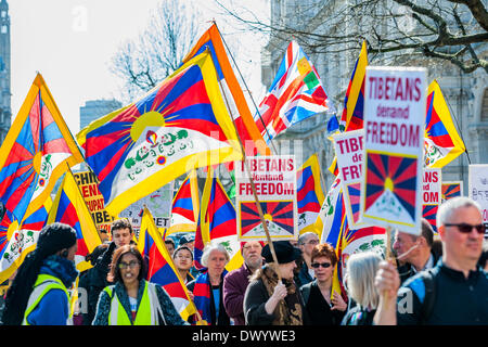 Organisationen fordern für ein freies Tibet hand in einer Petition an Nummer 10 Downing Street und dann marschieren auf der chinesischen Botschaft.  Zur gleichen Zeit versuchen Anhänger von nicht - russischen Ukraine, die britische Regierung die Folgen der anderen super-power Landraub aufmerksam zu machen. Whitehall, London, UK 15. März 2014. Stockfoto