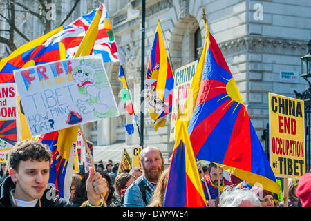 Organisationen fordern für ein freies Tibet hand in einer Petition an Nummer 10 Downing Street und dann marschieren auf der chinesischen Botschaft.  Zur gleichen Zeit versuchen Anhänger von nicht - russischen Ukraine, die britische Regierung die Folgen der anderen super-power Landraub aufmerksam zu machen. Whitehall, London, UK 15. März 2014. Stockfoto