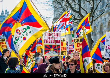 Organisationen fordern für ein freies Tibet hand in einer Petition an Nummer 10 Downing Street und dann marschieren auf der chinesischen Botschaft.  Zur gleichen Zeit versuchen Anhänger von nicht - russischen Ukraine, die britische Regierung die Folgen der anderen super-power Landraub aufmerksam zu machen. Whitehall, London, UK 15. März 2014. Stockfoto