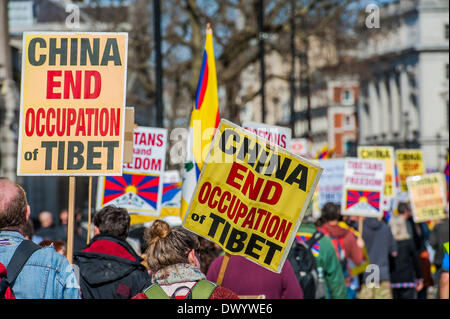 Organisationen fordern für ein freies Tibet hand in einer Petition an Nummer 10 Downing Street und dann marschieren auf der chinesischen Botschaft.  Zur gleichen Zeit versuchen Anhänger von nicht - russischen Ukraine, die britische Regierung die Folgen der anderen super-power Landraub aufmerksam zu machen. Whitehall, London, UK 15. März 2014. Stockfoto