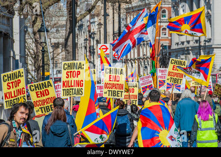 Organisationen fordern für ein freies Tibet hand in einer Petition an Nummer 10 Downing Street und dann marschieren auf der chinesischen Botschaft.  Zur gleichen Zeit versuchen Anhänger von nicht - russischen Ukraine, die britische Regierung die Folgen der anderen super-power Landraub aufmerksam zu machen. Whitehall, London, UK 15. März 2014. Stockfoto