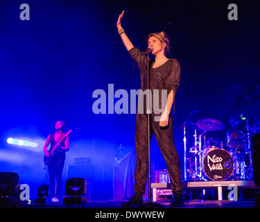 Rosemont, Illinois, USA. 13. März 2014. Sängerin AJA VOLKMAN von Nico Vega führen Sie live in der Allstate Arena in Rosemont, Illinois Credit: Daniel DeSlover/ZUMAPRESS.com/Alamy Live News Stockfoto