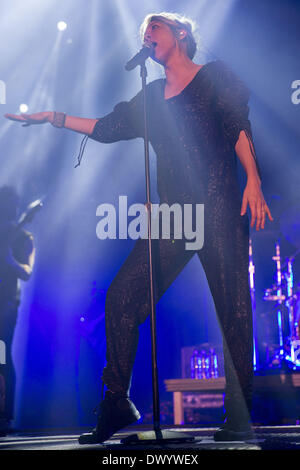 Rosemont, Illinois, USA. 13. März 2014. Sängerin AJA VOLKMAN von Nico Vega führen Sie live in der Allstate Arena in Rosemont, Illinois Credit: Daniel DeSlover/ZUMAPRESS.com/Alamy Live News Stockfoto