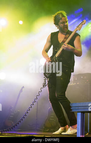 Rosemont, Illinois, USA. 13. März 2014. Gitarrist RICH KOEHLER von Nico Vega führen Sie live in der Allstate Arena in Rosemont, Illinois Credit: Daniel DeSlover/ZUMAPRESS.com/Alamy Live News Stockfoto