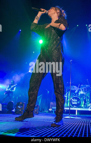 Rosemont, Illinois, USA. 13. März 2014. Sängerin AJA VOLKMAN von Nico Vega führen Sie live in der Allstate Arena in Rosemont, Illinois Credit: Daniel DeSlover/ZUMAPRESS.com/Alamy Live News Stockfoto