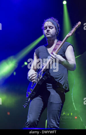 Rosemont, Illinois, USA. 13. März 2014. Gitarrist RICH KOEHLER von Nico Vega führen Sie live in der Allstate Arena in Rosemont, Illinois Credit: Daniel DeSlover/ZUMAPRESS.com/Alamy Live News Stockfoto