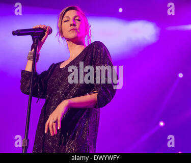 Rosemont, Illinois, USA. 13. März 2014. Sängerin AJA VOLKMAN von Nico Vega führen Sie live in der Allstate Arena in Rosemont, Illinois Credit: Daniel DeSlover/ZUMAPRESS.com/Alamy Live News Stockfoto