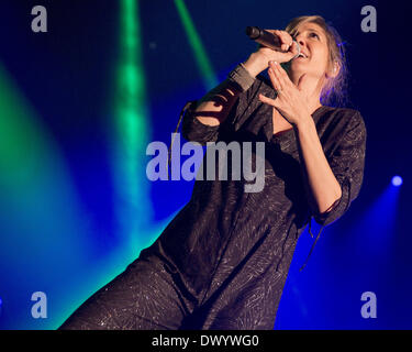 Rosemont, Illinois, USA. 13. März 2014. Sängerin AJA VOLKMAN von Nico Vega führen Sie live in der Allstate Arena in Rosemont, Illinois Credit: Daniel DeSlover/ZUMAPRESS.com/Alamy Live News Stockfoto