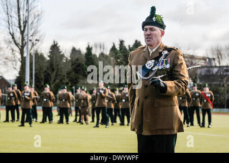 Lisburn, Nordirland. 15. März 2014 - Oberstleutnant führt die Shamrock-Präsentation und Trommelfell Service bei Thiepval-Kaserne Credit: Stephen Barnes/Alamy Live News Stockfoto