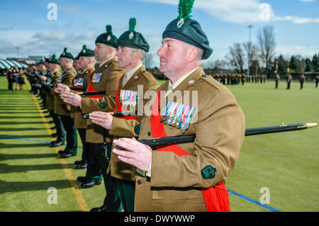 Lisburn, Nordirland. 15. März 2014 - Offiziere der Royal Irish Regiment Line-up mit ihren Stöcken unter ihren Armen Credit: Stephen Barnes/Alamy Live News Stockfoto