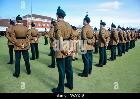 Lisburn, Nordirland. 15. März 2014 - Soldaten halten ihre Hände hinter ihrem Rücken auf der Parade Credit: Stephen Barnes/Alamy Live News Stockfoto