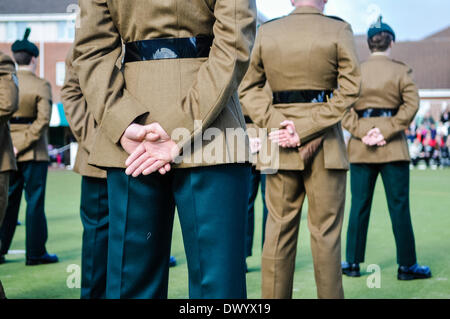 Lisburn, Nordirland. 15. März 2014 - Soldaten halten ihre Hände hinter ihrem Rücken auf der Parade Credit: Stephen Barnes/Alamy Live News Stockfoto