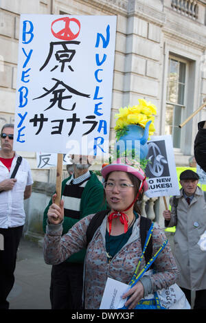 London, UK.  15. März 2014. Protest gegen die nukleare Katastrophe von Fukushima Daiichi zu erinnern. Japanischen und britischen Demonstranten forderten ein Ende der Atomkraft am 3. Jahrestag der Reaktorkatastrophe in Japan vor den Toren, Downing Street, London. Der Protest wurde von "Japanischen gegen Kernenergie" und die Kampagne für nukleare Abrüstung, CND unterstützt. Bildnachweis: Nick Savage/Alamy Live-Nachrichten Stockfoto